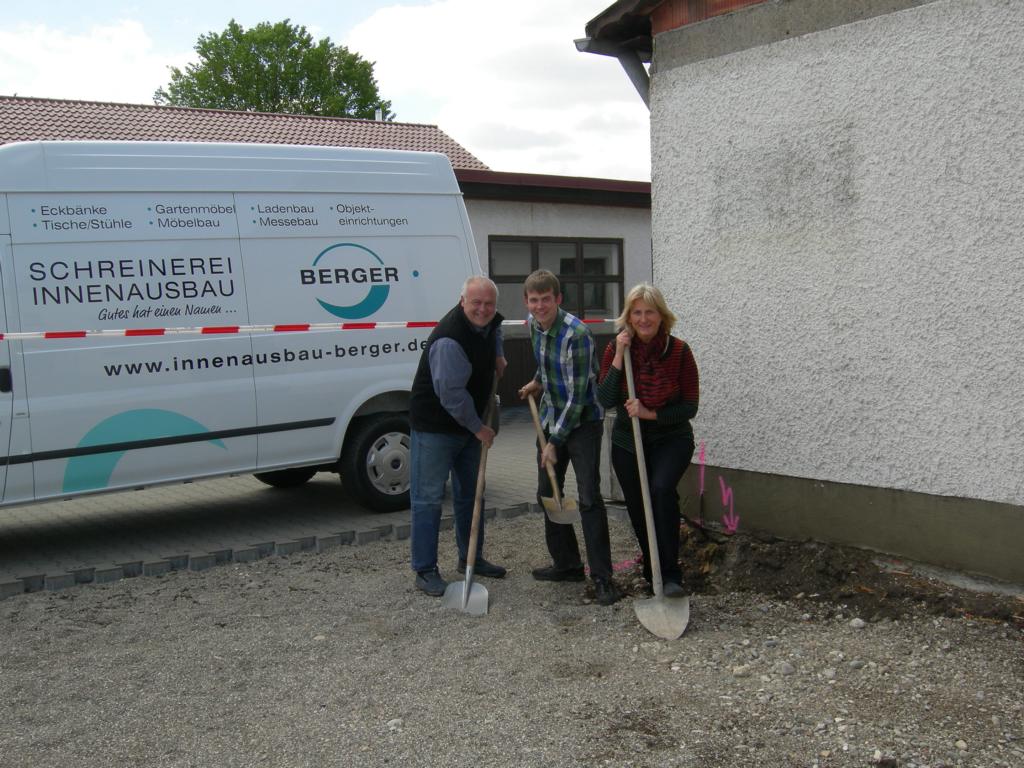 Familie Berger beim ersten Spatenstich fr den Erweiterungsbau der Schreinerei Berger in Burgau